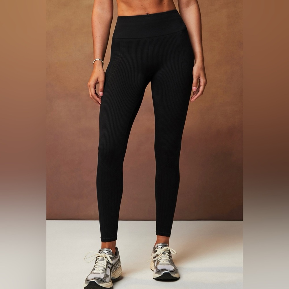 Fabletics Seamless High-Waisted Compressive Legging | Black | M